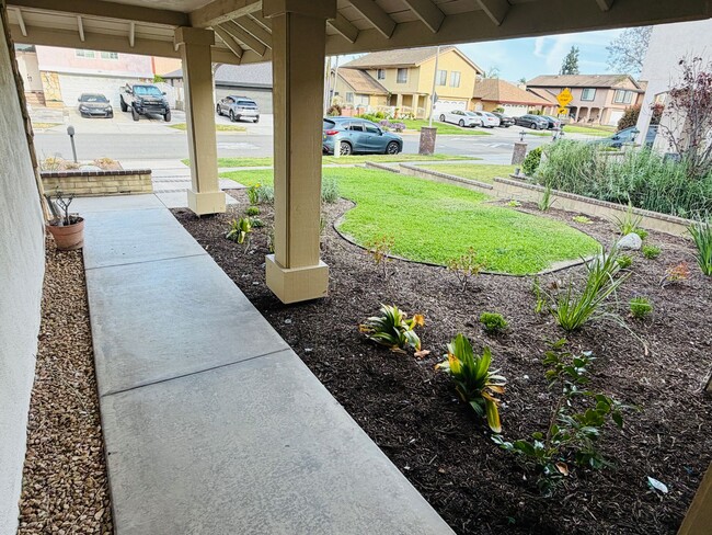Building Photo - Stylish Single-Story Living in Coveted South Coast Metro