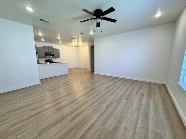 Building Photo - 5711 Kemper St