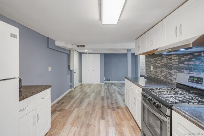 Foto del edificio - 11 Amityville Rd