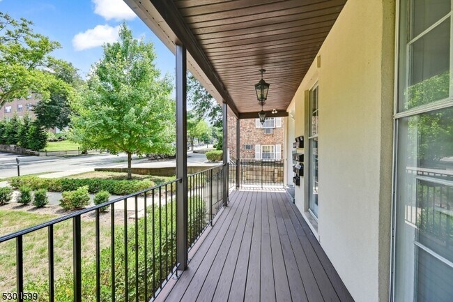 Building Photo - 52 Elm St