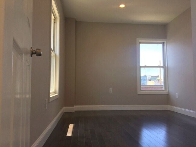 Foto del edificio - 3 bed/1.5 bath in Allston available for a September 1st move-in