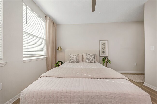 Interior Photo - Everest Largo Apartments