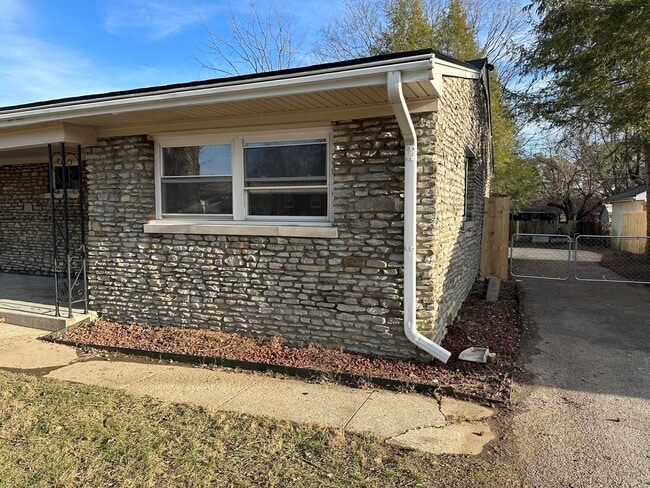 Building Photo - 1820 Ranier Dr