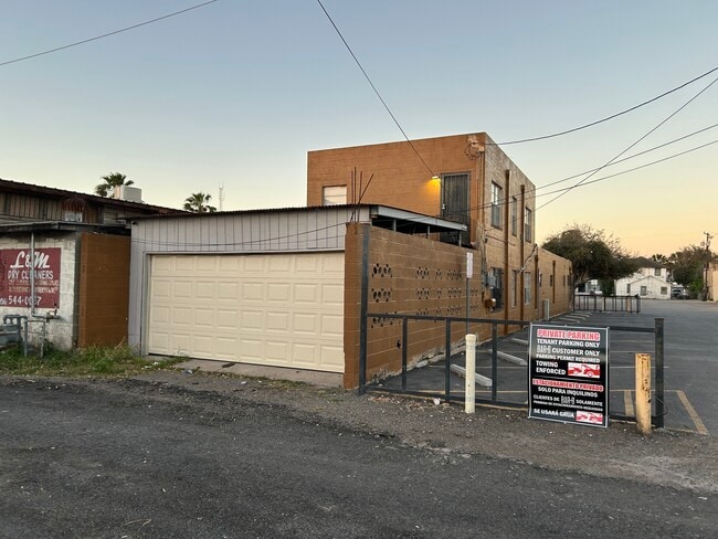 Building Photo - 938 E Adams St