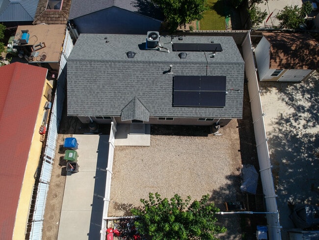 Foto del edificio - 7022 Crebs Ave