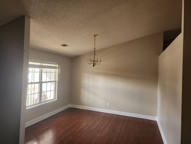 Building Photo - Great Neighborhood!  With a 2 car garage!