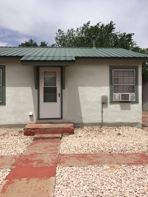 Primary Photo - 208 W 9th St
