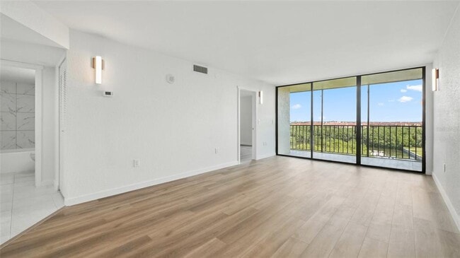Building Photo - 900 Cove Cay Dr