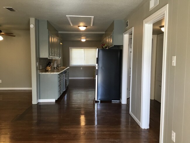 Building Photo - PRE -LEASING FOR AUGUST 1ST! 3 Bed/ 2 bath...