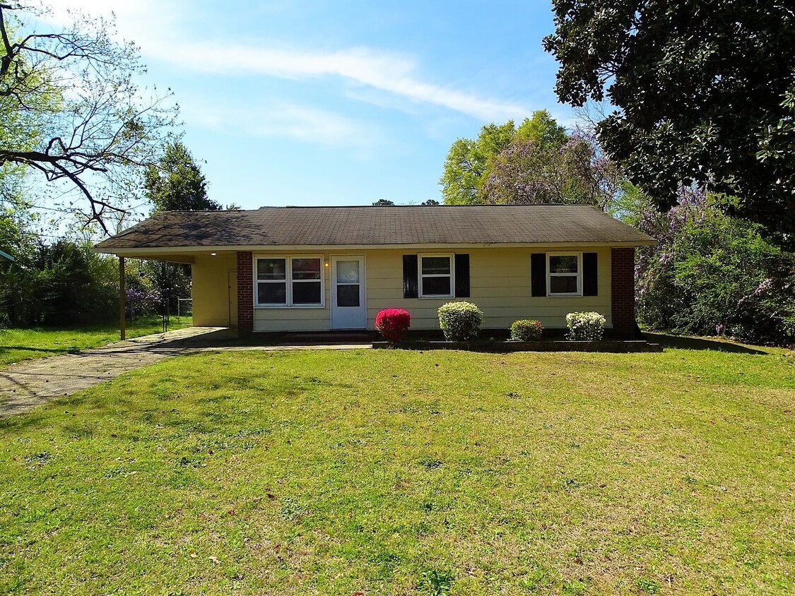 Primary Photo - Beautiful Ranch w/ Large Fenced Back Yard ...