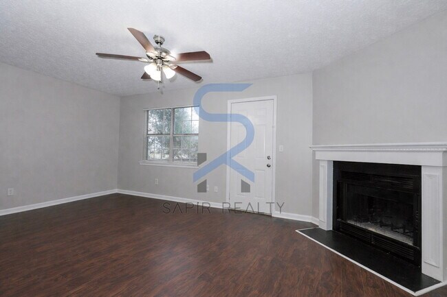 Building Photo - Move-In Ready & Freshly Updated – Stylish 2 Beds,2.5 Bath in the Heart of Cobb