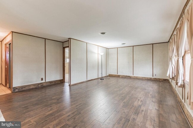 Building Photo - Welcome to 4 Knickerbocker Dr!