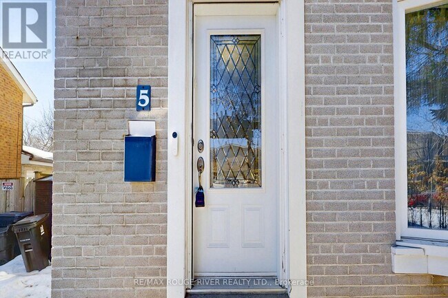 Building Photo - 5 Billington Crescent