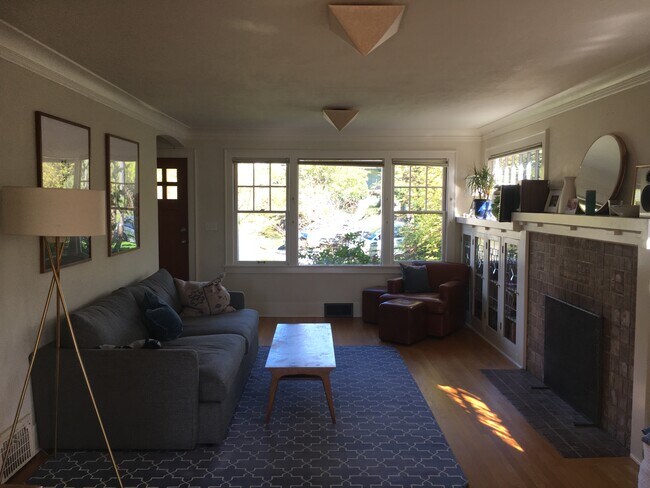 Living room looking towards front door - 1509 31st Ave