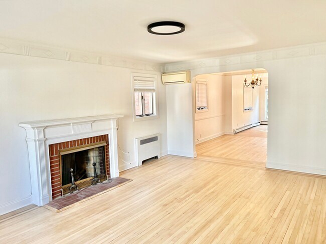Foto del edificio - 6418 Cromwell Cres