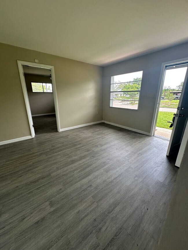 Foto del edificio - 3 bedroom home with fenced yard