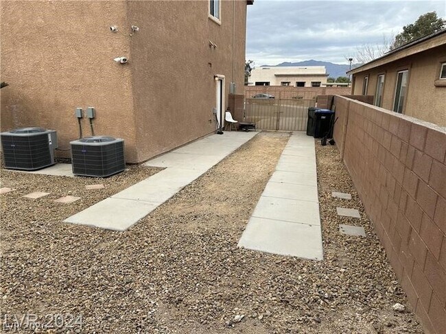 Foto del edificio - 2805 Alma Lidia Ave