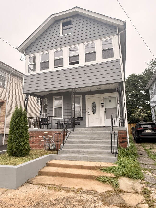 Building Photo - 395 E 9th Ave