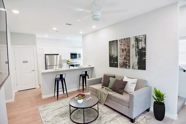 Sala de estar de casa adosada de 1x1 - College Vue on University