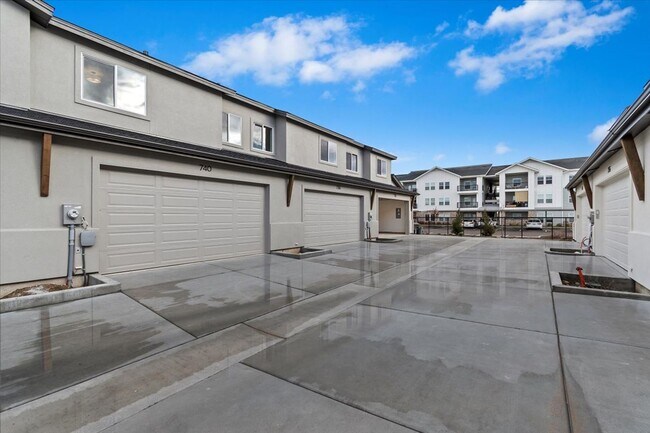 Building Photo - Brand New 3 Bed 2.5 Bath Townhouse With Many Amenities