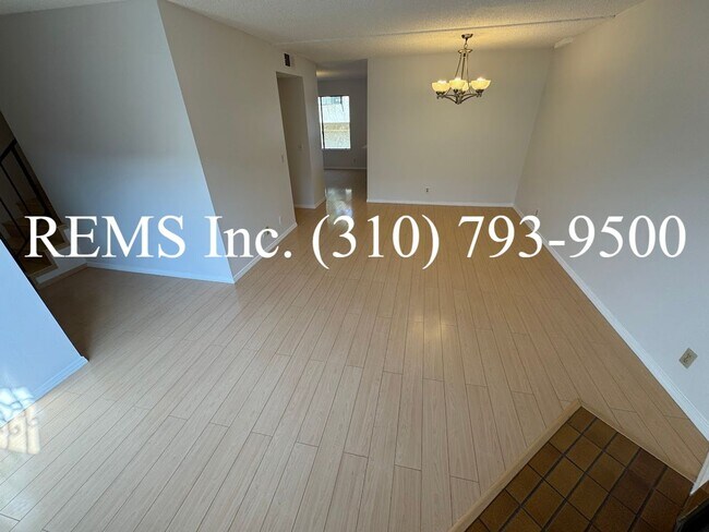Foto del edificio - Remodeled Townhome with Garage and Laundry...