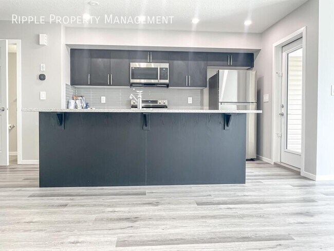 Photo du bâtiment - GREAT 2 BEDS/ 2.5 BATHS TOWNHOUSE IN THE COMMUNITY OF AIRDRIE