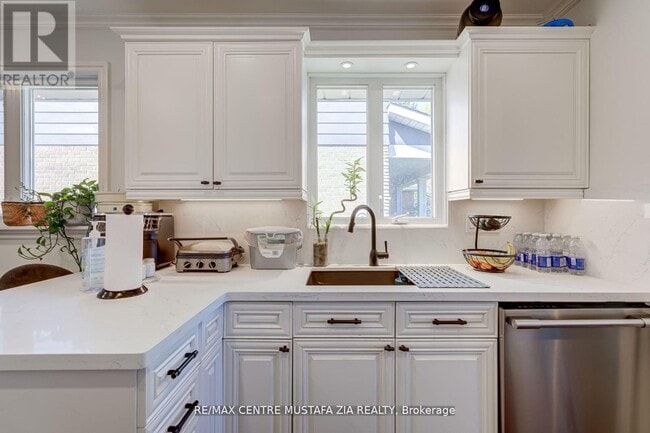Building Photo - 2474 Yarmouth Crescent