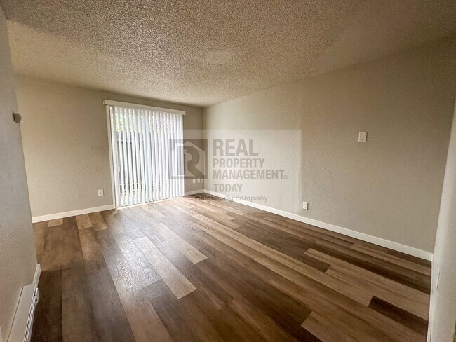 Building Photo - Updated 3 Bedroom Apartment!