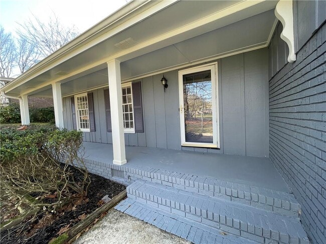 Building Photo - 2842 Fontainebleau Dr