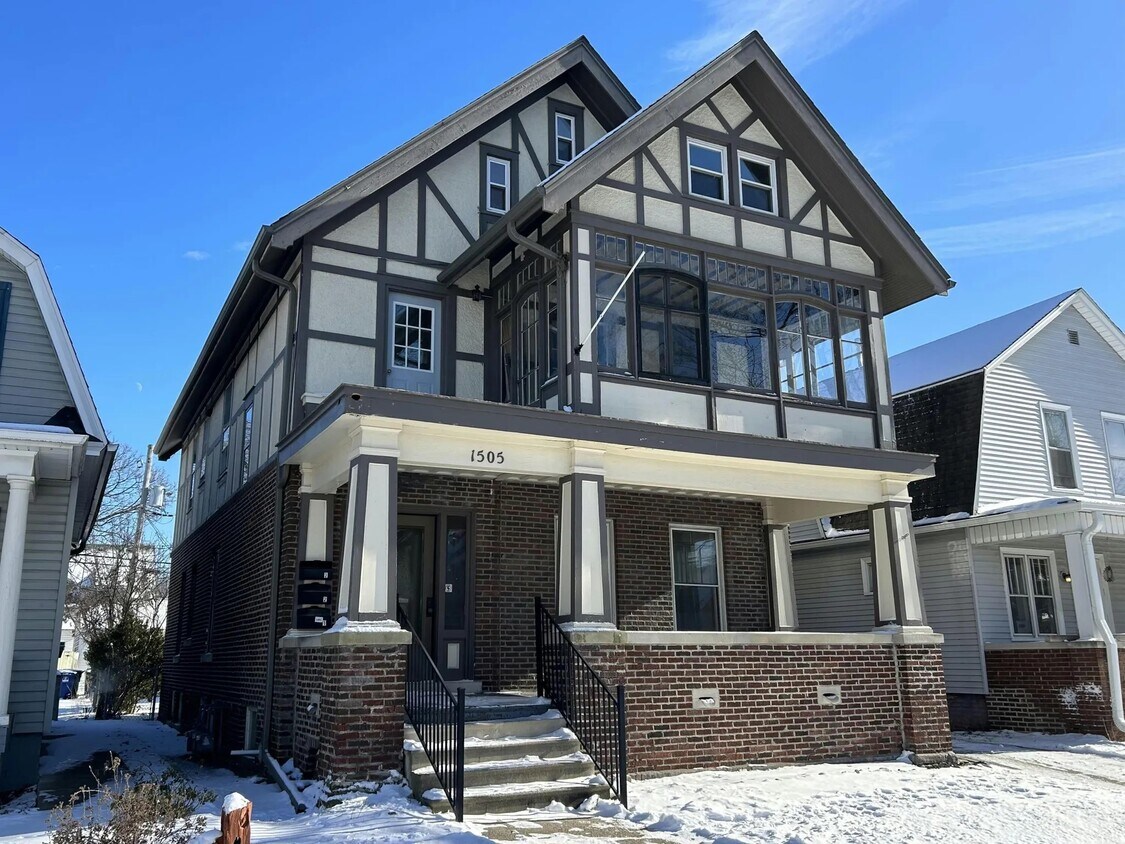 1505-flett-ave-unit-2-second-floor-racine-wi-53405-apartments-in