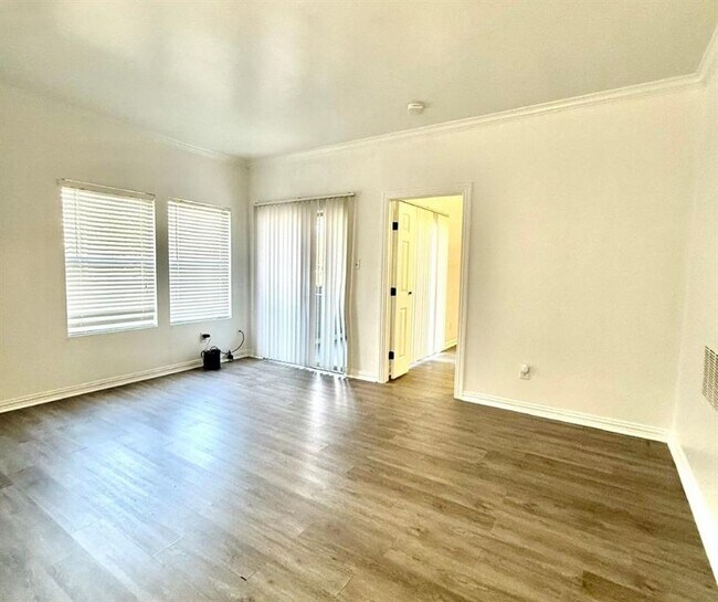 Foto del edificio - 12166 Metric Blvd