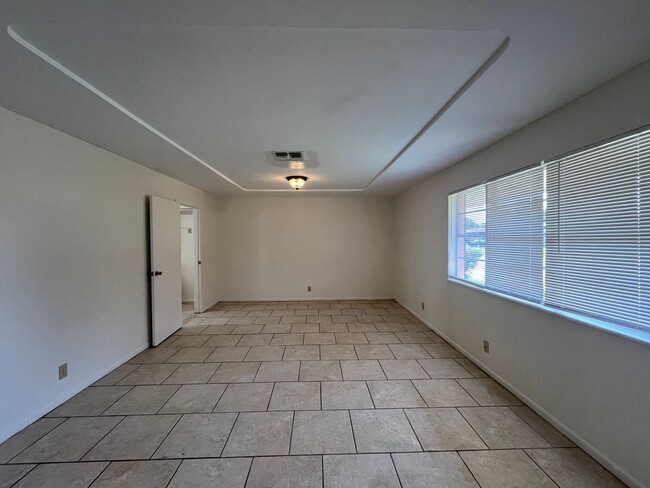 Building Photo - Three Bedroom Two Bath In Hamlin Place