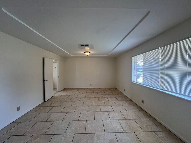 Foto del edificio - Three Bedroom Two Bath In Hamlin Place