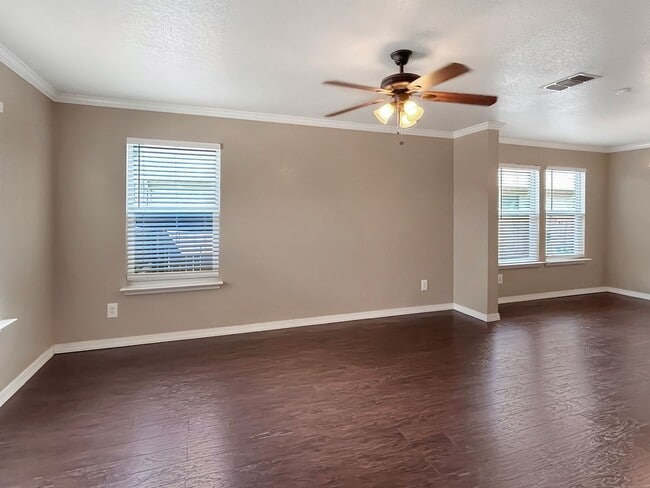 Building Photo - Spacious 5-Bedroom Retreat with Oversized ...