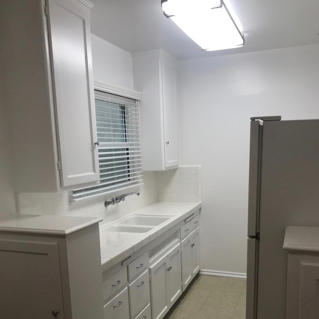 KITCHEN - 2026 Montana Ave
