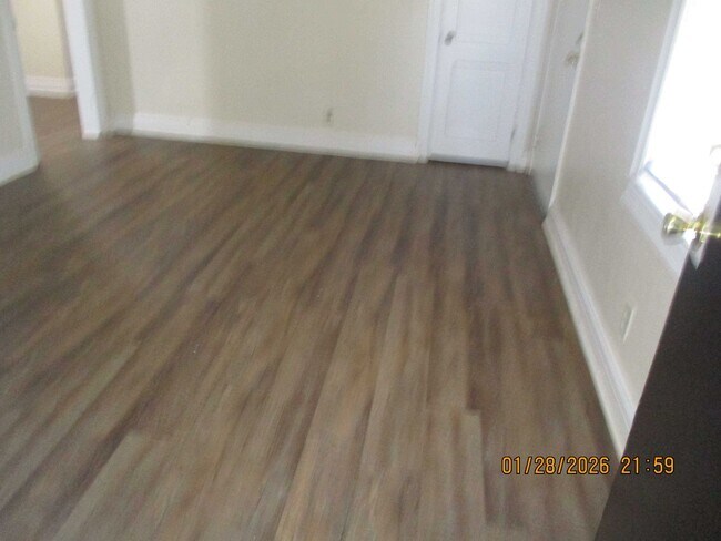 Foto del edificio - 1603 W Whitney Ave