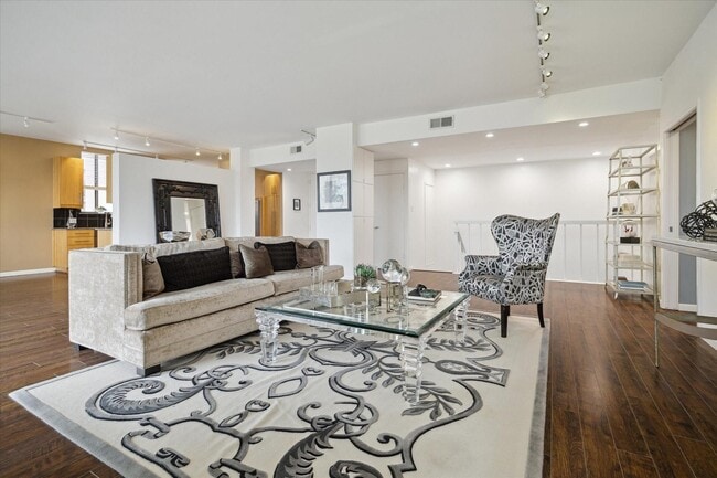 Building Photo - 21 E Briar Hollow Ln