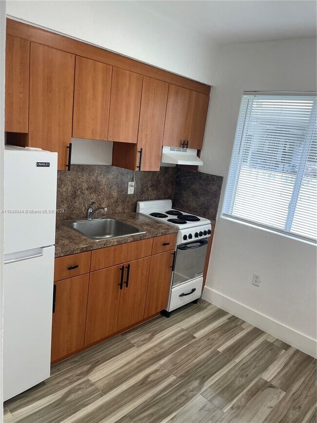 Foto del edificio - 120 NE 55th St