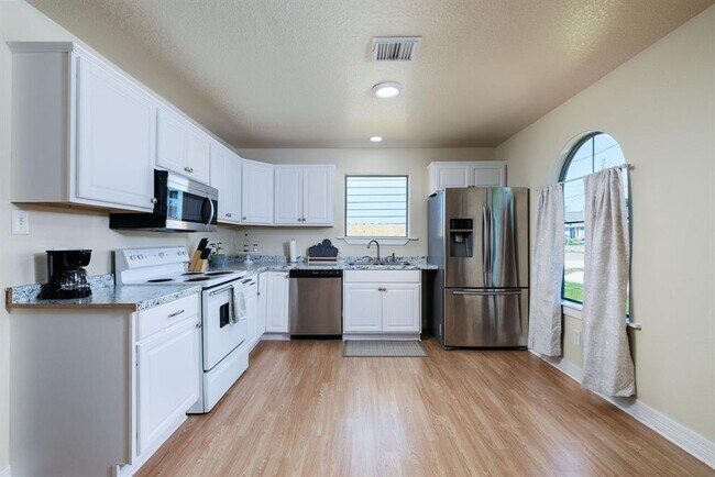 Foto del edificio - 16859 W Juneau St