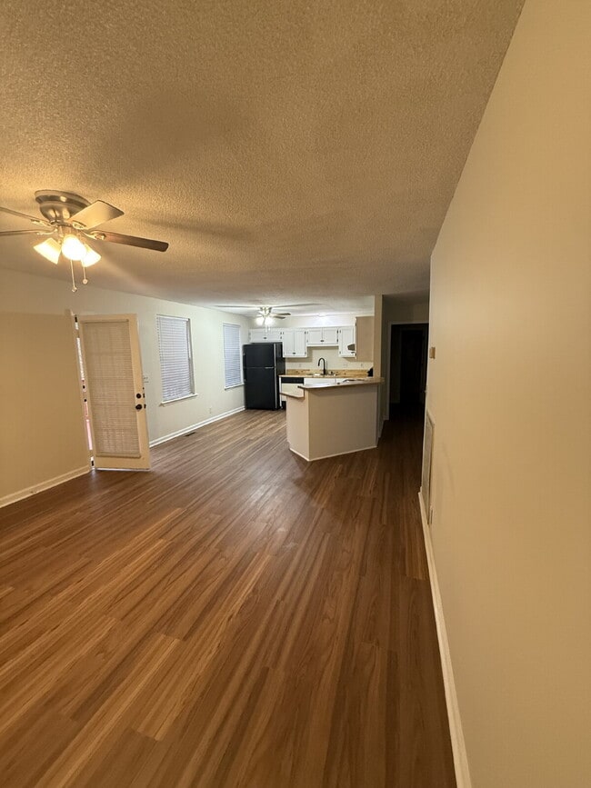 Building Photo - 821 Hillmore Dr