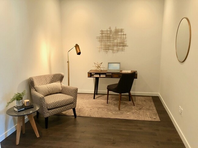 Foto del edificio - Beautiful Modern Condo in Capitol Hill with 2 Garage Parking Spaces