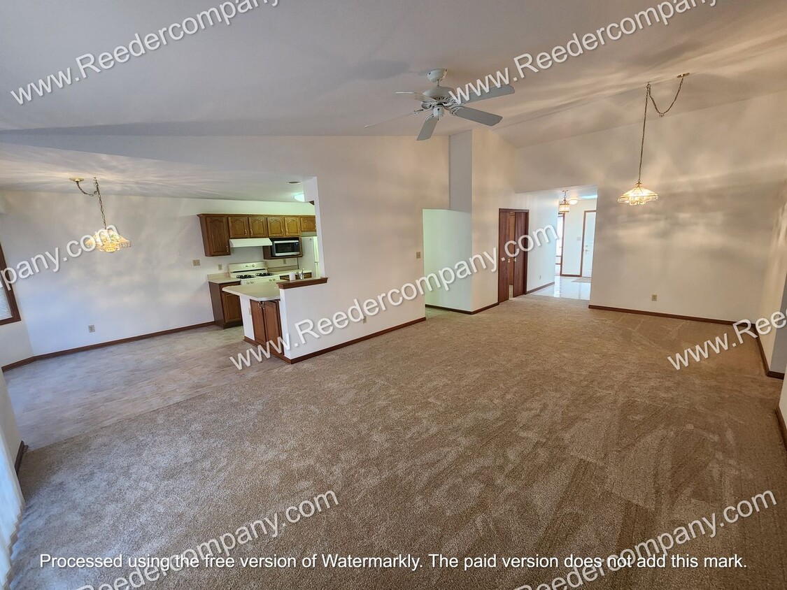 Foto principal - Spacious 3 bedroom 2 bathroom townhouse