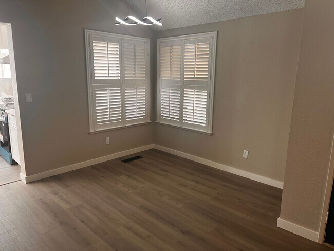 Foto del edificio - Wonderfully updated Waterman Highlands Home
