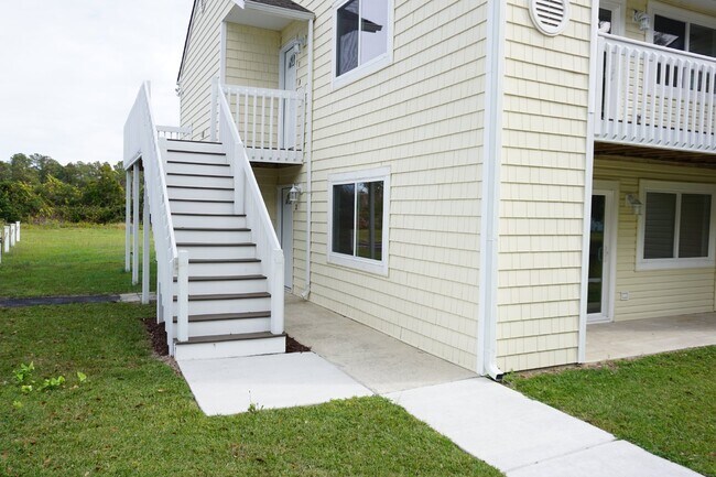 Building Photo - 2BR/1BA Beautiful Condo in Hampstead off S...