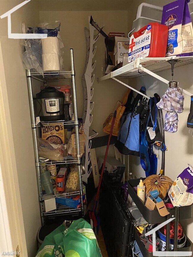 Foto del edificio - 5 br, 2.5 bath House - 36 Raymond St Apt 1E