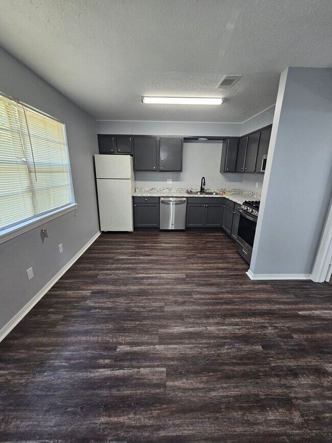 Foto del edificio - 1413 Plummer St