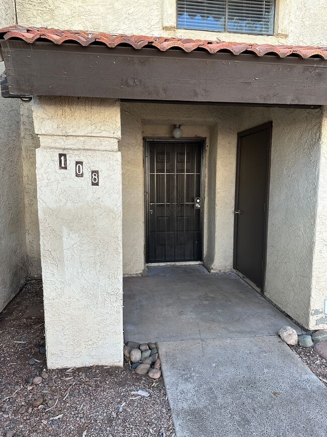 Building Photo - Updated Townhome