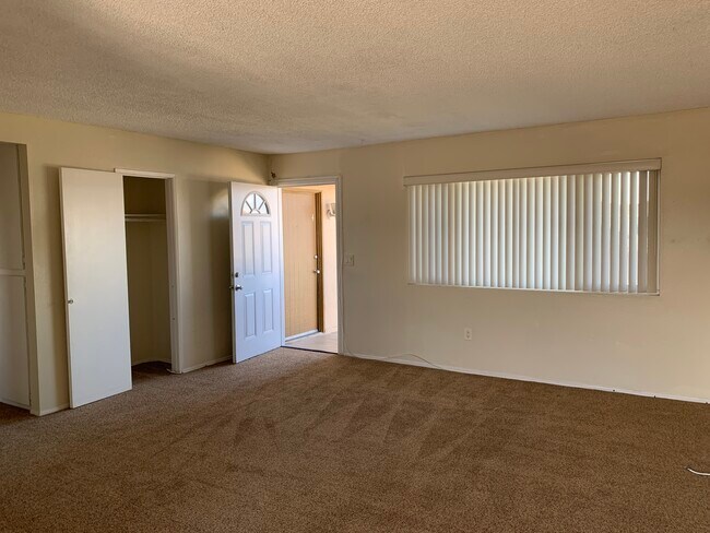 Building Photo - 16532 Regina Cir