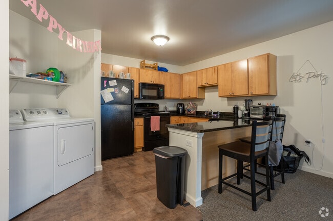 2BR, 2BA - 815SF - Kitchen - Foundation | The Gates