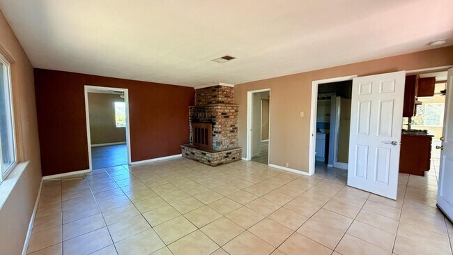 Building Photo - 370 Las Flores Dr